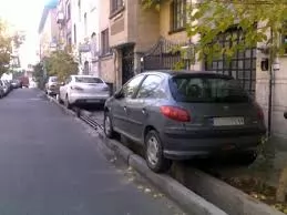 پارک-کردن-خودرو-در-پیاده-رو-تخلف-است