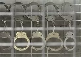 خریدو-فروش-دستبند-نظامی،-باتوم-و-چراغ-گردون-مجازات-ندارد